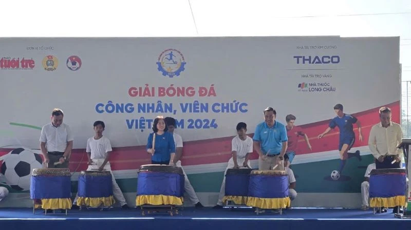 Phó Chủ tịch Tổng Liên đoàn Lao động Việt Nam Thái Thu Xương và các đại biểu đánh trống khai mạc giải.