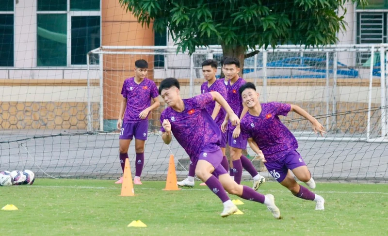 Các cầu thủ U17 Việt Nam hào hứng trên sân tập.