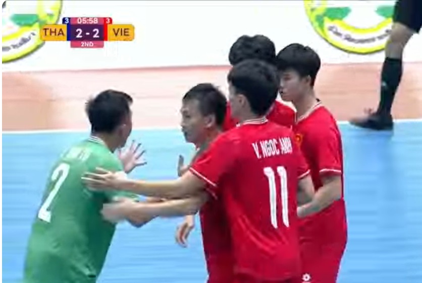 Công Viên ghi 2 bàn trong 1 phút, futsal Việt Nam thắng sốc trước Thái Lan