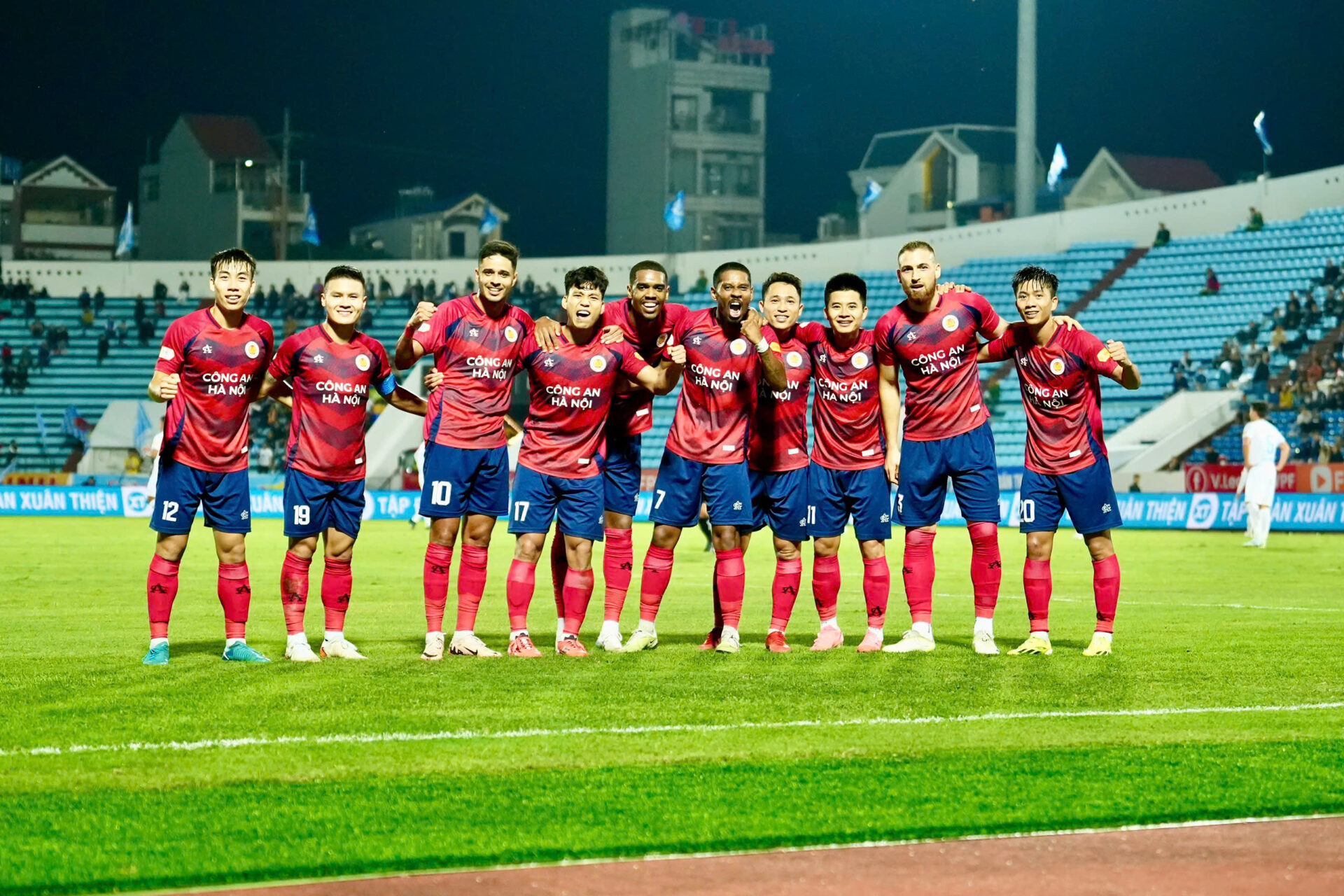 CAHN leo lên đỉnh bảng, đẩy Đà Nẵng xuống đáy V.League