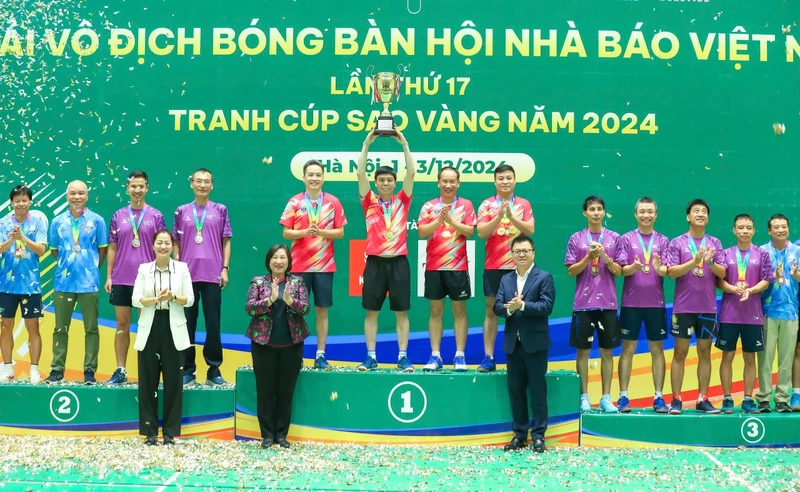 Nhà báo Lê Quốc Minh, Ủy viên Trung ương Đảng, Tổng Biên tập Báo Nhân Dân, Phó Trưởng Ban Tuyên giáo Trung ương, Chủ tịch Hội Nhà báo Việt Nam và các đại biểu trao giải nội dung Đồng đội nam cho các vận động viên.